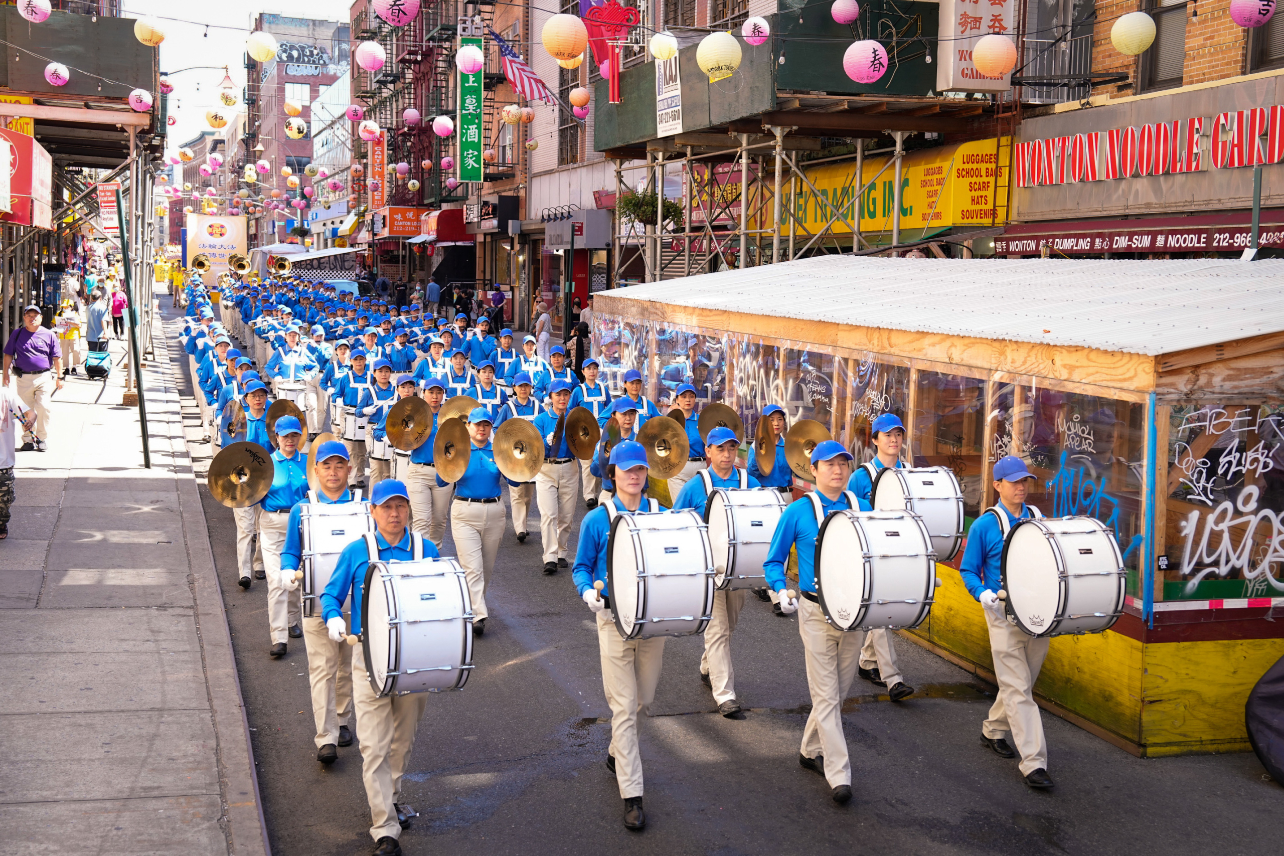 New York: Hàng trăm người quy tụ tại Khu Chinatown để phơi bày cuộc đàn áp Pháp Luân Công