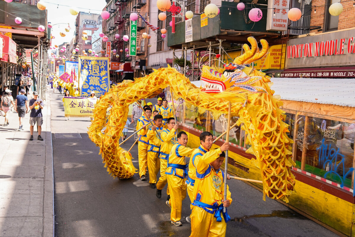 New York: Hàng trăm người quy tụ tại Khu Chinatown để phơi bày cuộc đàn áp Pháp Luân Công