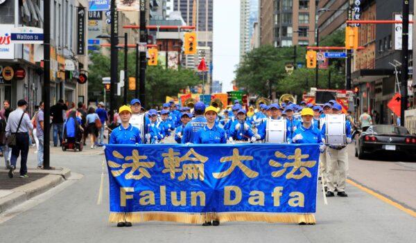 Toronto: Học viên Pháp Luân Công tổ chức cuộc diễn hành quy mô lớn, kêu gọi chấm dứt cuộc bức hại ở Trung Quốc