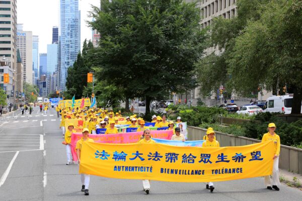 Toronto: Học viên Pháp Luân Công tổ chức cuộc diễn hành quy mô lớn, kêu gọi chấm dứt cuộc bức hại ở Trung Quốc