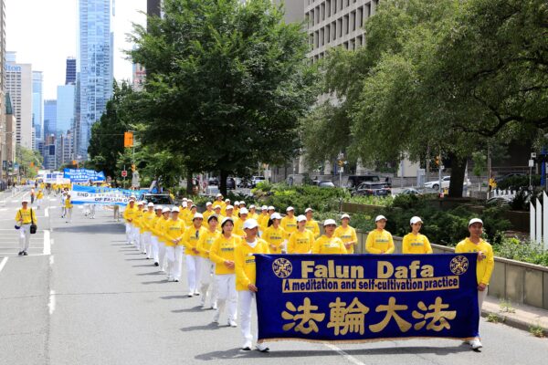 Toronto: Học viên Pháp Luân Công tổ chức cuộc diễn hành quy mô lớn, kêu gọi chấm dứt cuộc bức hại ở Trung Quốc