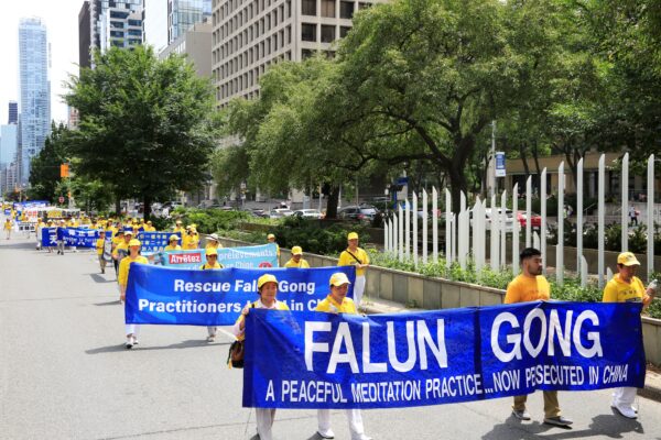 Toronto: Học viên Pháp Luân Công tổ chức cuộc diễn hành quy mô lớn, kêu gọi chấm dứt cuộc bức hại ở Trung Quốc