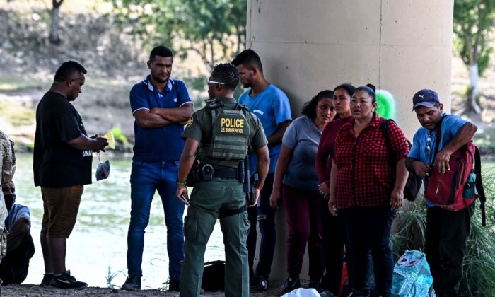 Ông Mayorkas: DHS sẽ thực thi chính sách ‘Ở lại Mexico’ trong vài tuần nữa