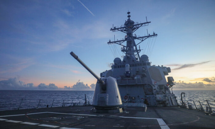 Khu trục hạm Hoa Kỳ di chuyển gần các đảo tranh chấp ở Biển Đông
