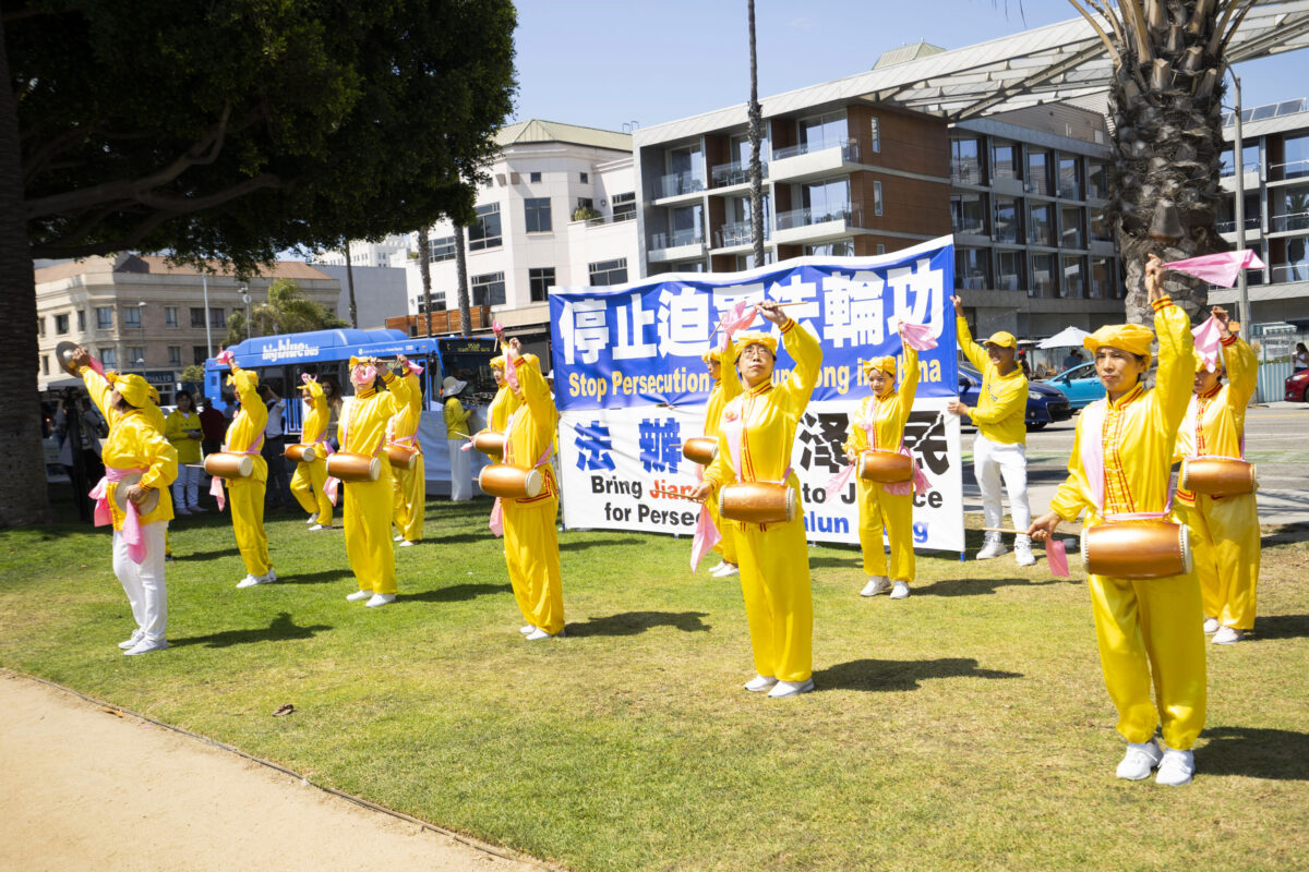 California: Học viên Pháp Luân Công ở Santa Monica phản đối cuộc bức hại kéo dài 23 năm