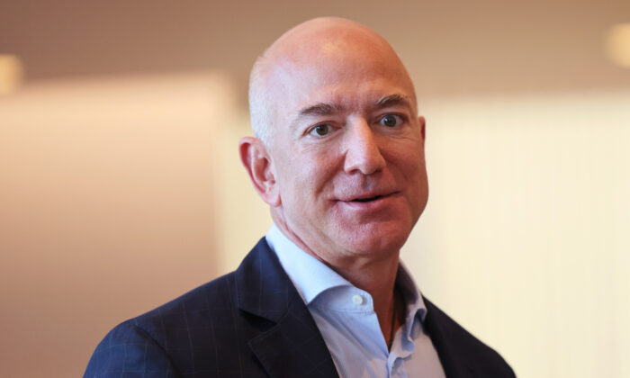 Ông Jeff Bezos phản hồi sau khi Tổng thống Biden yêu cầu các trạm xăng giảm giá