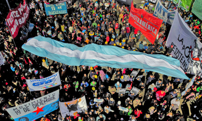 Chính phủ Argentina đang trên bờ sụp đổ, người dân từ chối làm việc