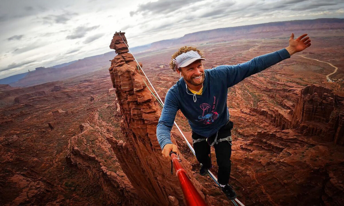 Một vận động viên tự chụp cho mình những bức ảnh đi trên dây qua các đỉnh núi: “Không bị nỗi sợ hãi trói buộc”