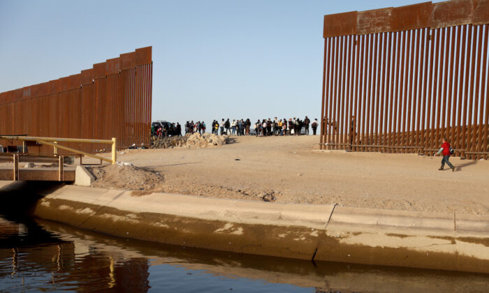 Chính phủ TT Biden sẽ hoàn tất thêm dự án bức tường biên giới của ông Trump