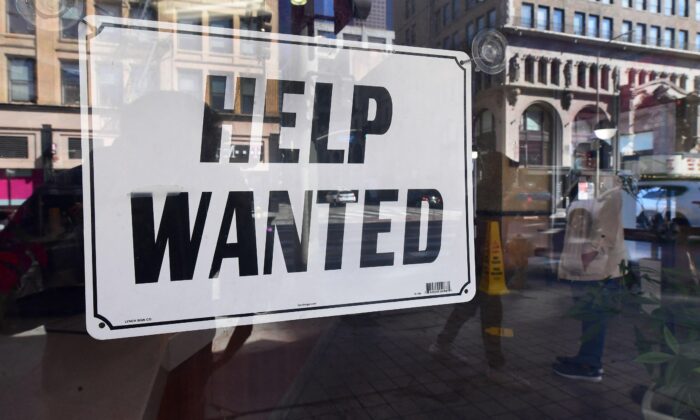Bất chấp nỗi sợ suy thoái, Hoa Kỳ bổ sung 372,000 việc làm trong tháng Sáu, vượt các ước tính