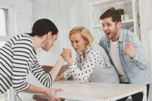 Hóa giải chuyện mẹ chồng-nàng dâu, đàn ông không nên là ‘nhân bánh kẹp’