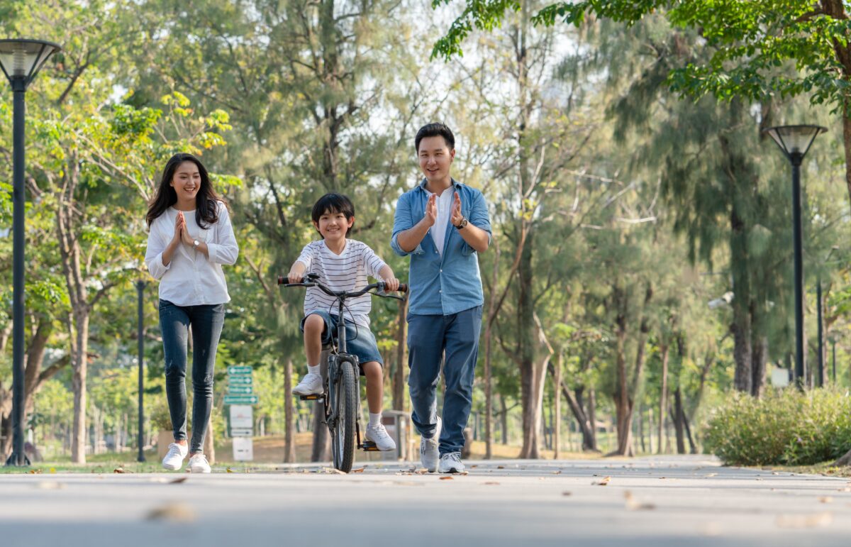 Làm cha mẹ là buông tay và gìn giữ những kỷ niệm  