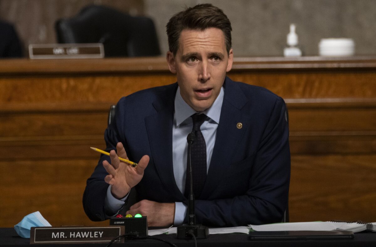 [ĐỘC QUYỀN] TNS Josh Hawley ‘không hối hận’ về bất cứ điều gì đã làm hôm 06/01