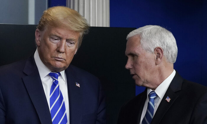 Cựu cố vấn an ninh quốc gia của ông Pence ủng hộ ông Trump