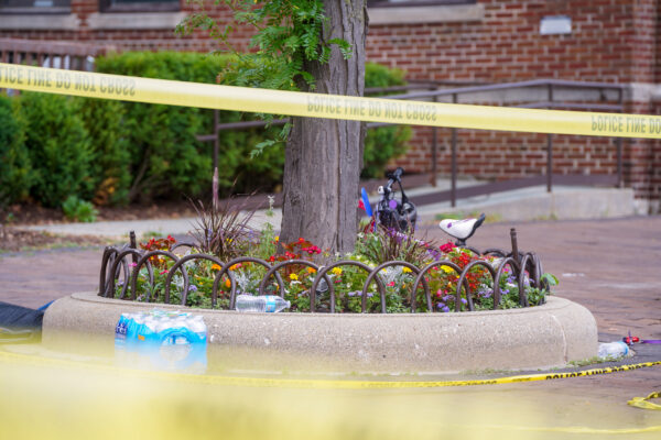 Thành phố Highland Park ở Illinois tiếc thương sau vụ xả súng hàng loạt tại cuộc diễn hành Ngày Độc Lập 04/07