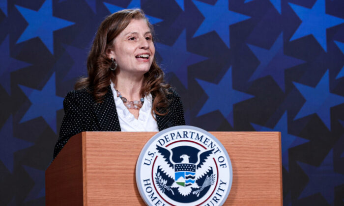 Chính phủ TT Biden thực hiện hai thay đổi lớn có lợi cho người nhập cư bất hợp pháp