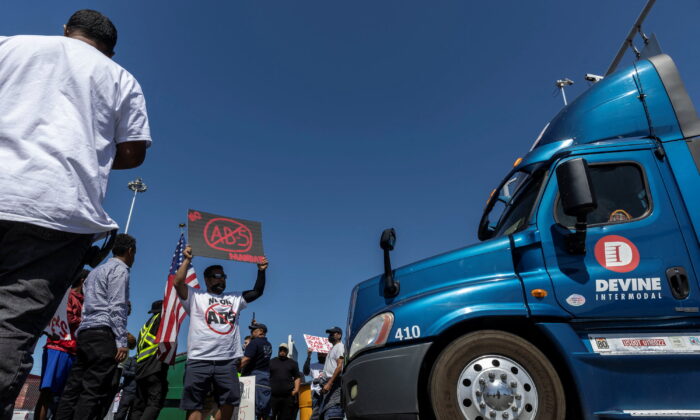 Tài xế xe tải ở California cảnh báo: ‘Giá cả sắp tăng vọt’ do luật mới