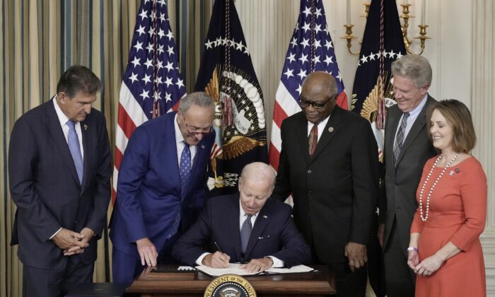 Tổng thống Biden ký thành luật Đạo luật Giảm Lạm Phát