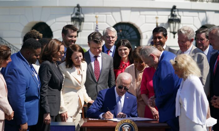 TT Biden ký thành luật Dự luật CHIPS và Khoa học trị giá 280 tỷ USD