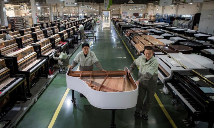 Hoạt động của các nhà máy Trung Quốc sụt giảm, thêm gánh nặng cho nền kinh tế khó khăn