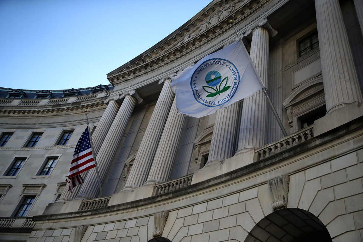 Chính phủ liên bang áp dụng loại phí đầu tiên đối với phát thải khí nhà kính