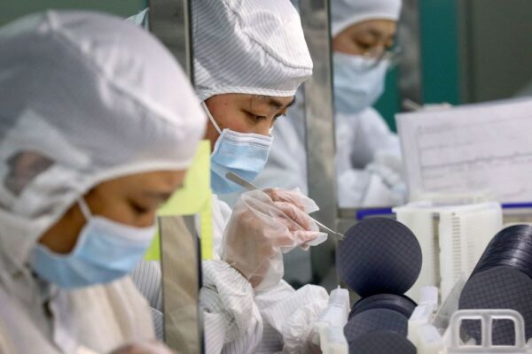 Mỹ mở rộng lệnh cấm vi mạch, cân nhắc đưa nhà sản xuất hàng đầu Trung Quốc vào danh sách đen