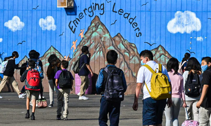 Khoảng 36,000 học sinh Los Angeles vắng mặt từ tuần đầu tiên đến trường