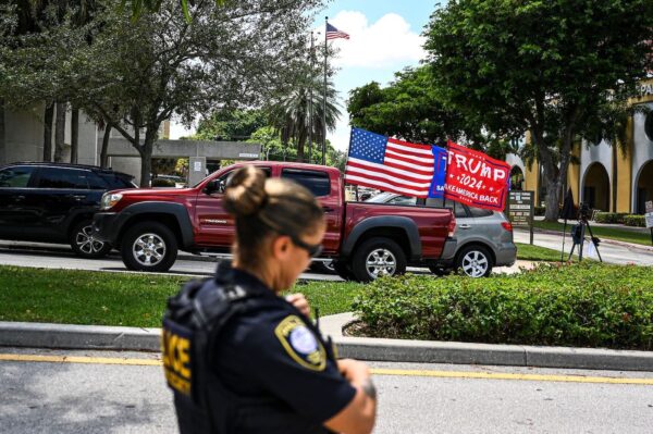 Ông Trump cho biết sẽ đệ trình ‘bản kiến nghị quan trọng’ thách thức cuộc đột kích của FBI