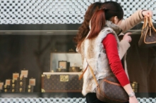 Trung Quốc: Giới nhà giàu bán đồ xa xỉ để đổi lấy tiền mặt trong bối cảnh suy giảm kinh tế