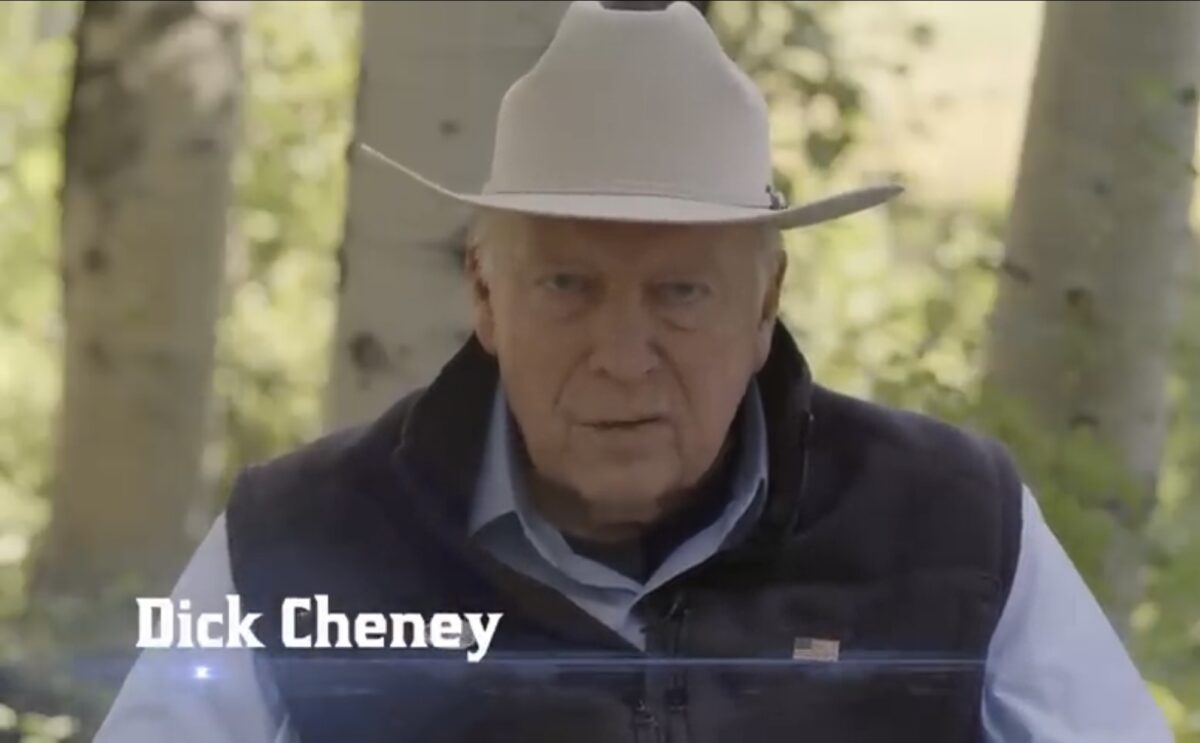 Cuộc chiến của cựu TT Trump với giới có vai vế đã thúc đẩy sự đối kháng của bà Cheney