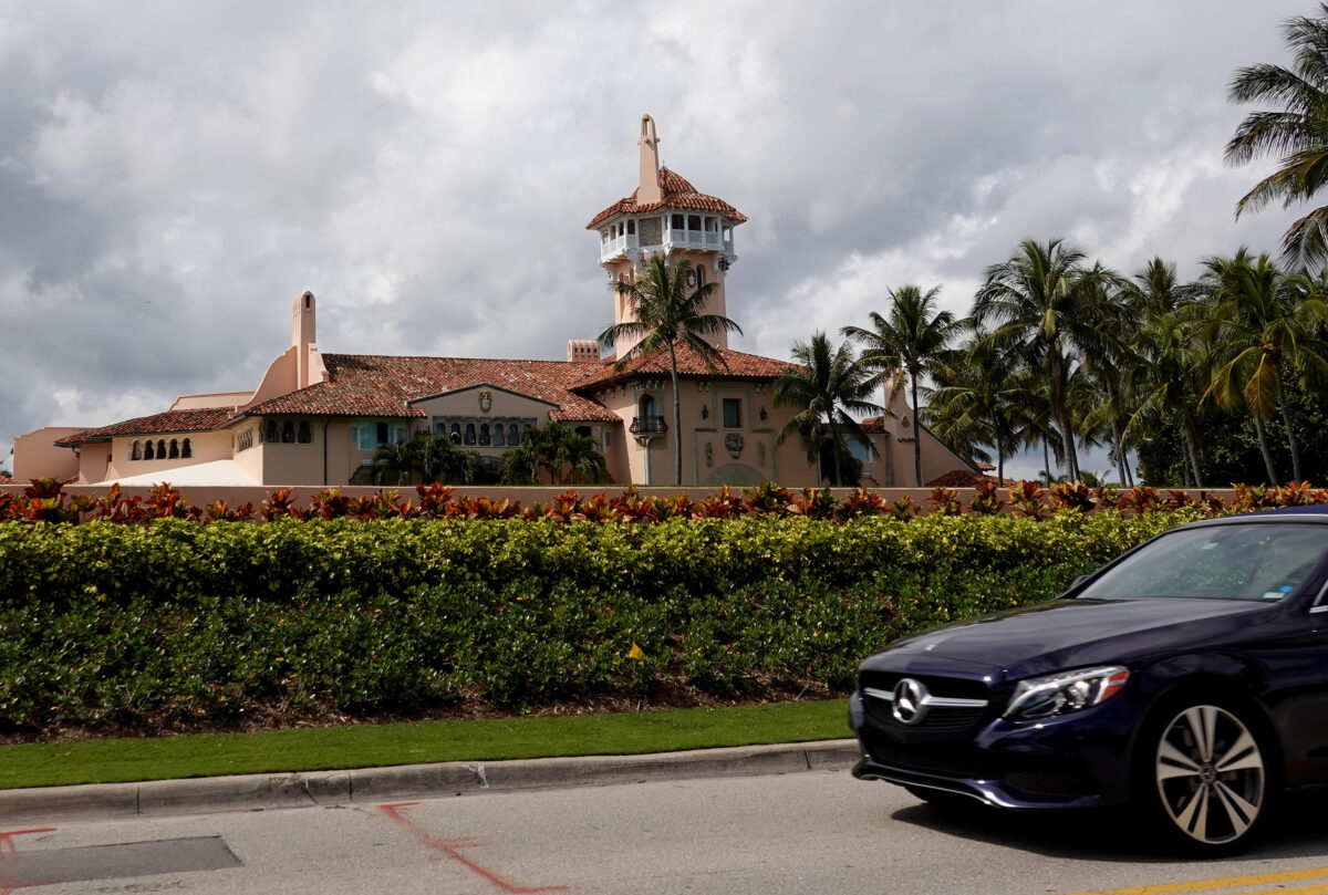 Cựu TT Trump: FBI đã đột kích Mar-a-Lago, ‘bao vây’ tư dinh