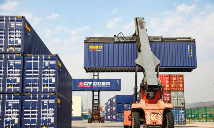 Trung Quốc phong tỏa trung tâm bán buôn lớn nhất thế giới và cảng Biển Đông vì COVID-19
