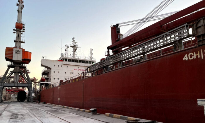 Thêm hai tàu ngũ cốc khởi hành từ Ukraine khi cảng thứ ba mở cửa