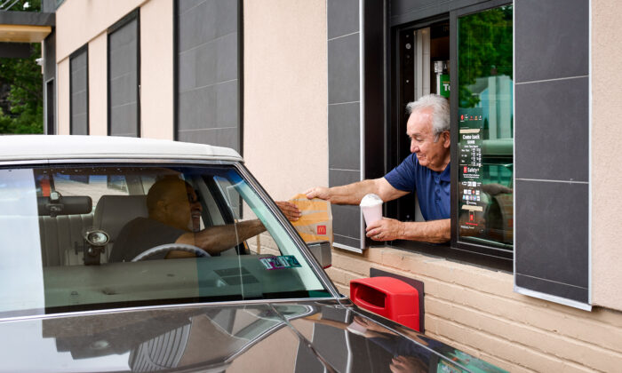 Ông chủ tuyệt vời: Cựu nhân viên McDonald’s trả lương cho nhân viên trong lúc đóng cửa trùng tu nhà hàng