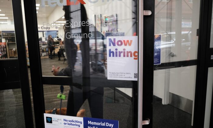 Hoa Kỳ: Cơ hội việc làm chạm mức thấp nhất trong chín tháng khi nhu cầu lao động giảm