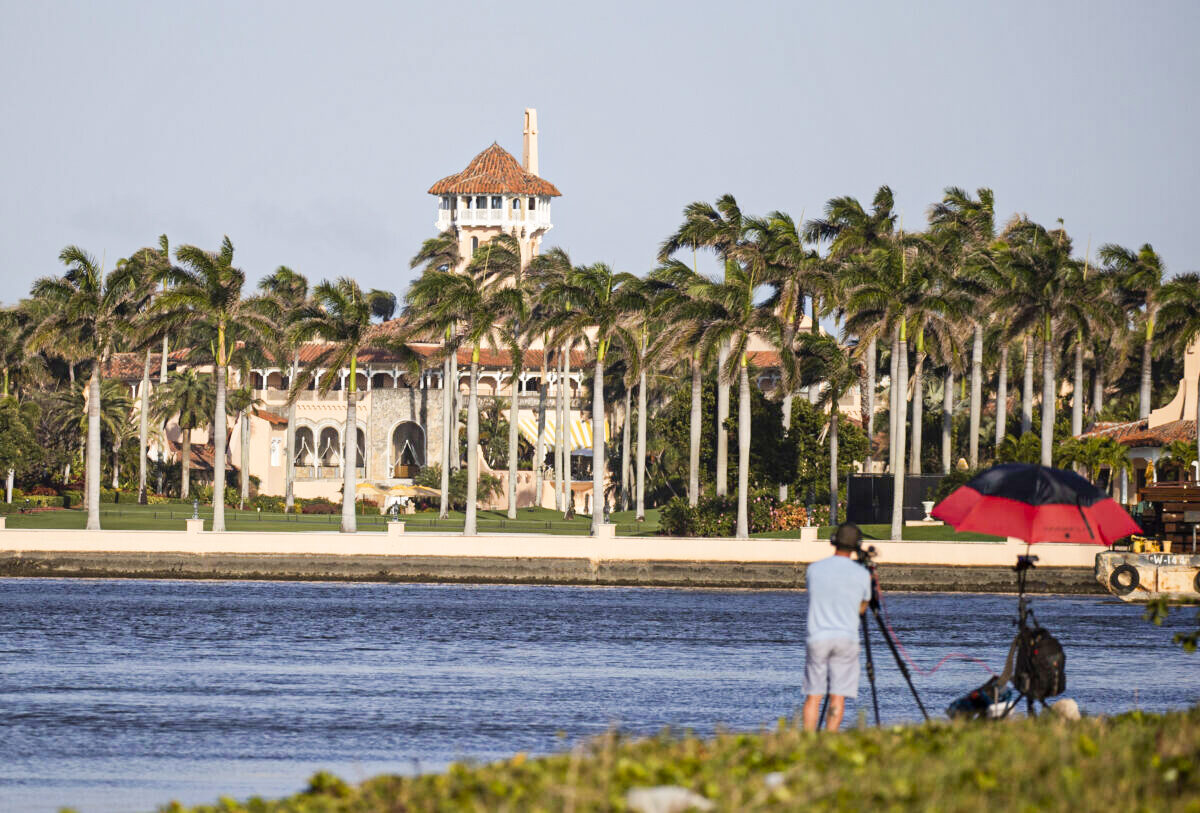 DOJ: Đặc vụ FBI lấy đi các tài liệu có thể là ‘đặc quyền’ trong cuộc đột kích nhà ông Trump