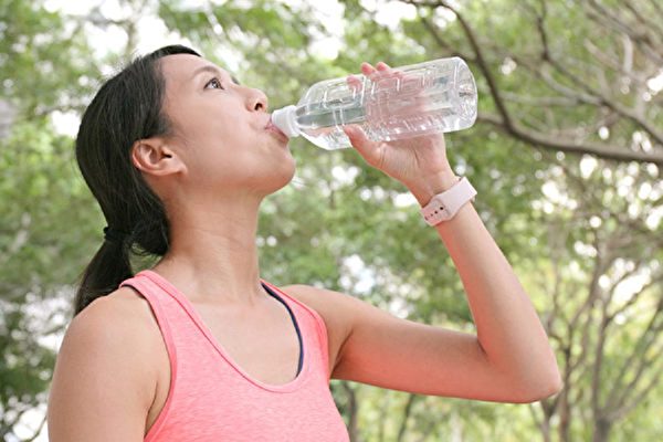 Chú ý: uống nước sai cách có thể gây đau đầu, thậm chí tử vong