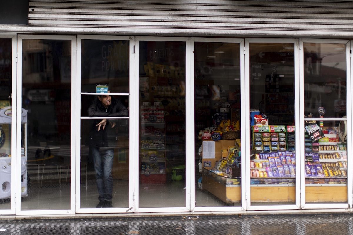 Biểu tình ở Argentina leo thang, các quan chức từ chức giữa tình trạng chia khẩu phần và cướp bóc đồ ăn