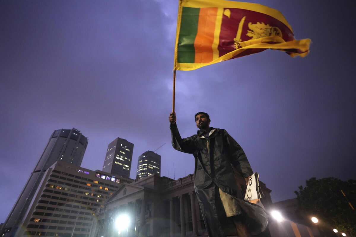 Sri Lanka tính vay thêm Trung Quốc, Ấn Độ để chi trả cho năng lượng