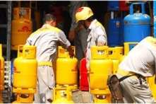 Tin Việt Nam ngày 01/09: Giá gas giảm tháng thứ 5 liên tiếp; xăng, dầu tiếp diễn tình trạng ‘hết hàng, bán cầm chừng’ trước kỳ điều chỉnh mới