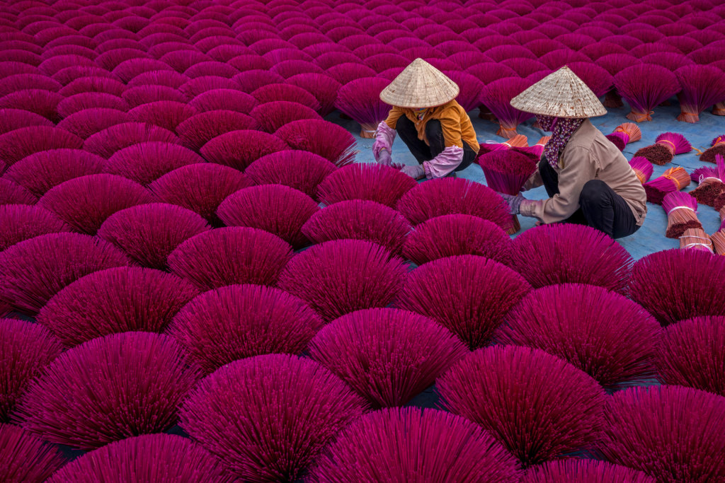 Những bức ảnh rực rỡ sắc màu tại Làng nhang Việt Nam