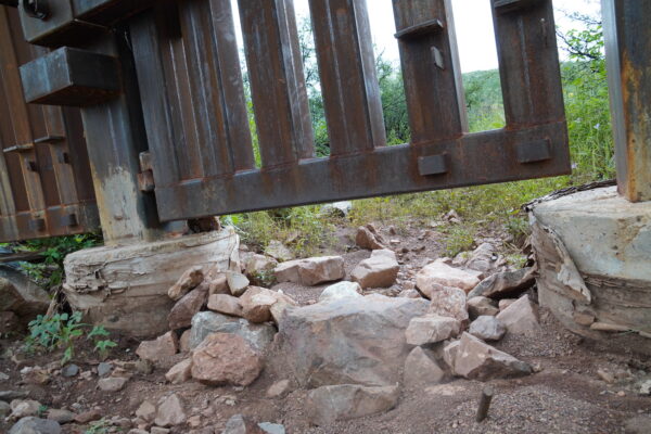 Những cánh cổng để ngỏ cho thấy các lỗ hổng và điểm yếu dọc biên giới Arizona với Mexico