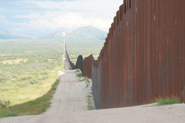 Những cánh cổng để ngỏ cho thấy các lỗ hổng và điểm yếu dọc biên giới Arizona với Mexico