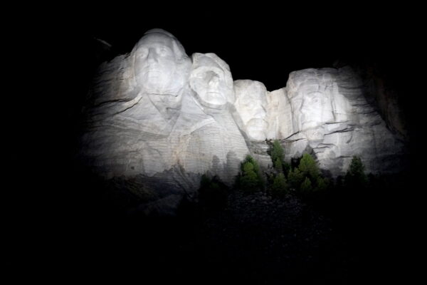 Hàng triệu người tiếp tục thăm Núi Rushmore bất chấp văn hóa xóa sổ