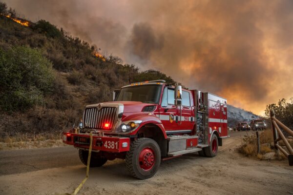 Đám cháy phía nam California thiêu rụi 36 công trình, hiện ngăn chặn được 53%