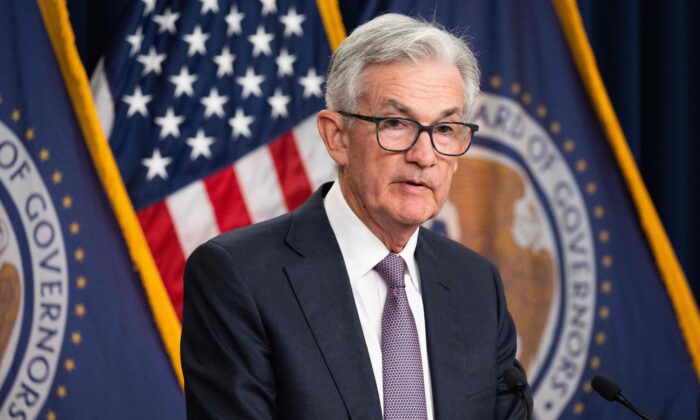 Chủ tịch Fed Jerome Powell nhận xét trái ngược với TT Biden về lạm phát