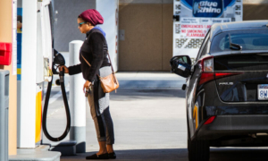 Giá xăng tại Nam California tăng mạnh trở lại