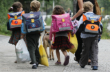 Trẻ em đi bộ đến trường có lối sống năng động hơn