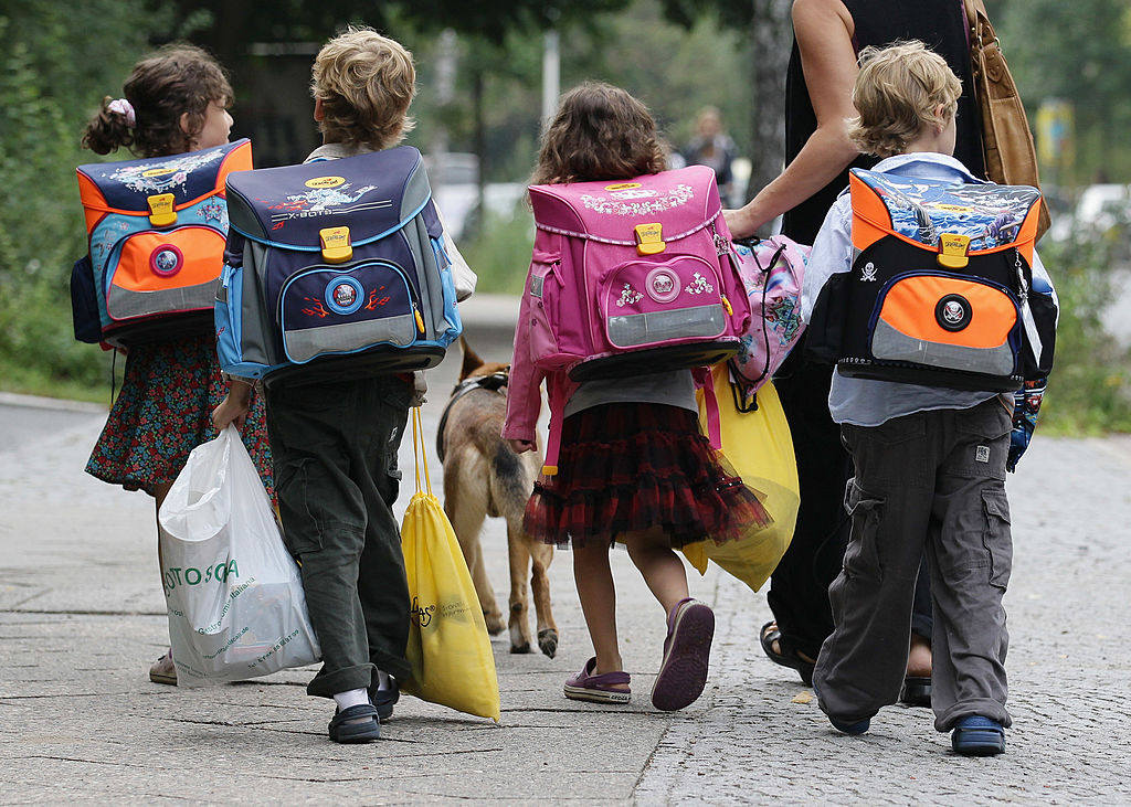 Trẻ em đi bộ đến trường có lối sống năng động hơn