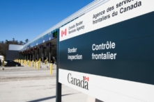 Canada bãi bỏ các quy định về vaccine COVID-19 tại biên giới